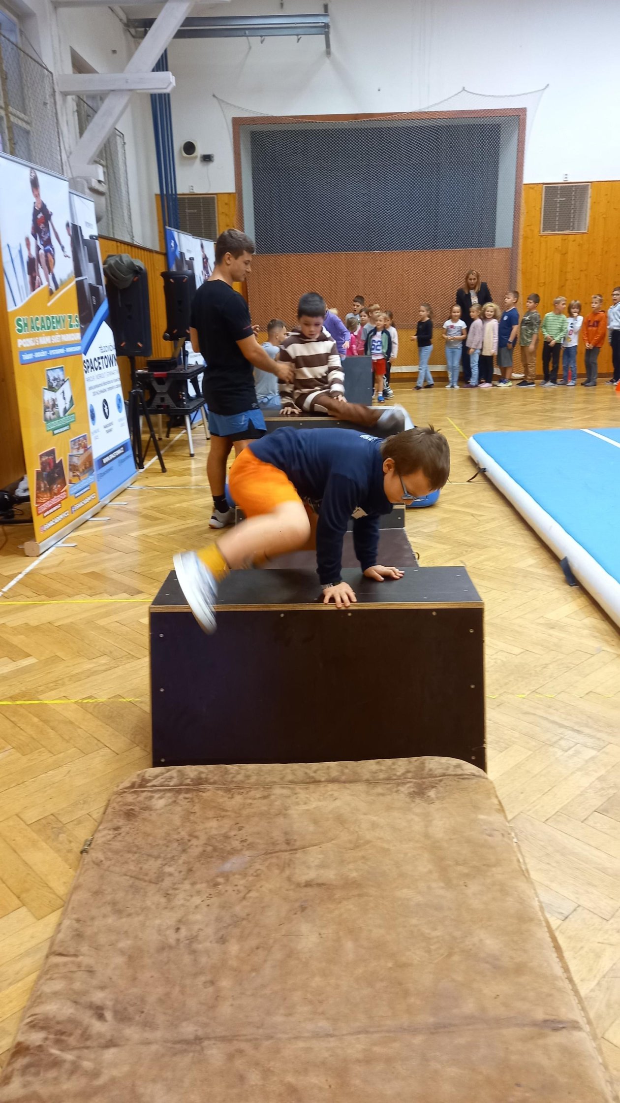 Parkour z Jihlavy u nás v tělocvičně a spousta pohybu a zábavy