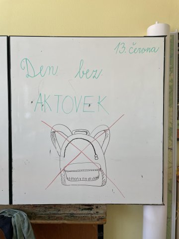 Den bez aktovek v 5.D
