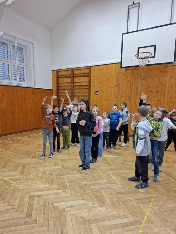 HRÁTKY V TĚLOCVIČNĚ