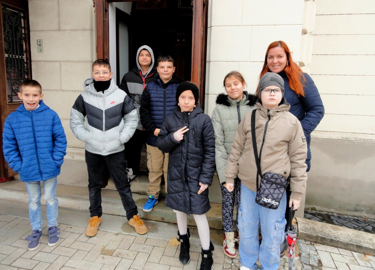 První divadelní představení