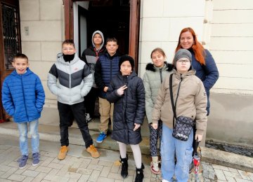 První divadelní představení