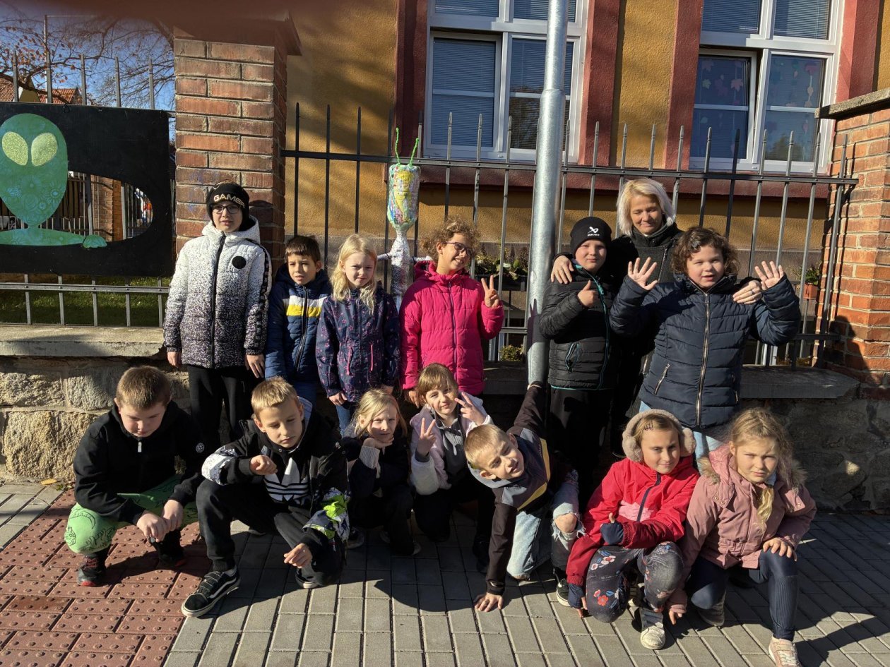 Marťan Hugo hlídá naši školu