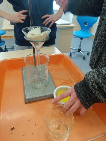 Pokusy, filtrace, krystaly… chemie 8. ročníku