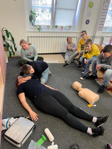 Jak na první pomoc - záchranáři ze 4.A