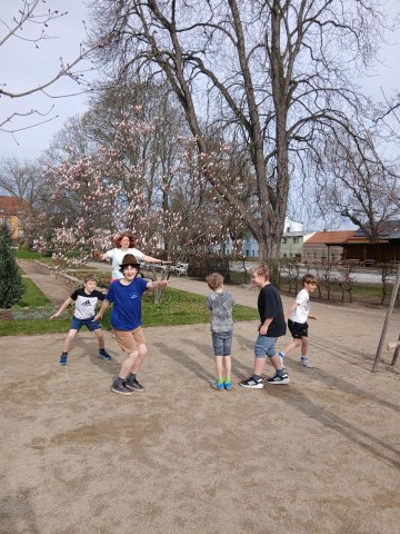 Otužování v rozkvetlém parku