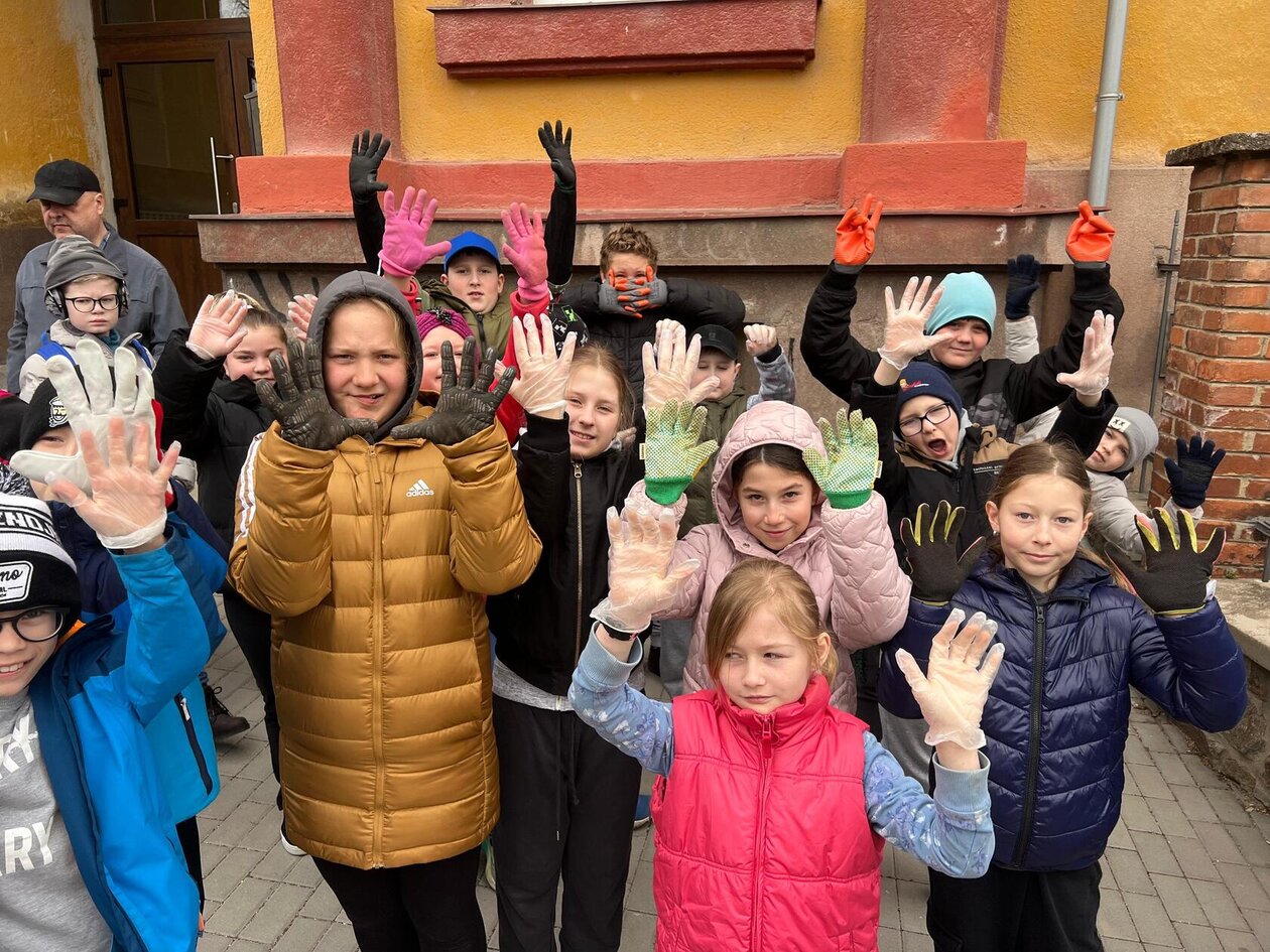 Jak jsme uklízeli "náš kousek Česka" (4.A)