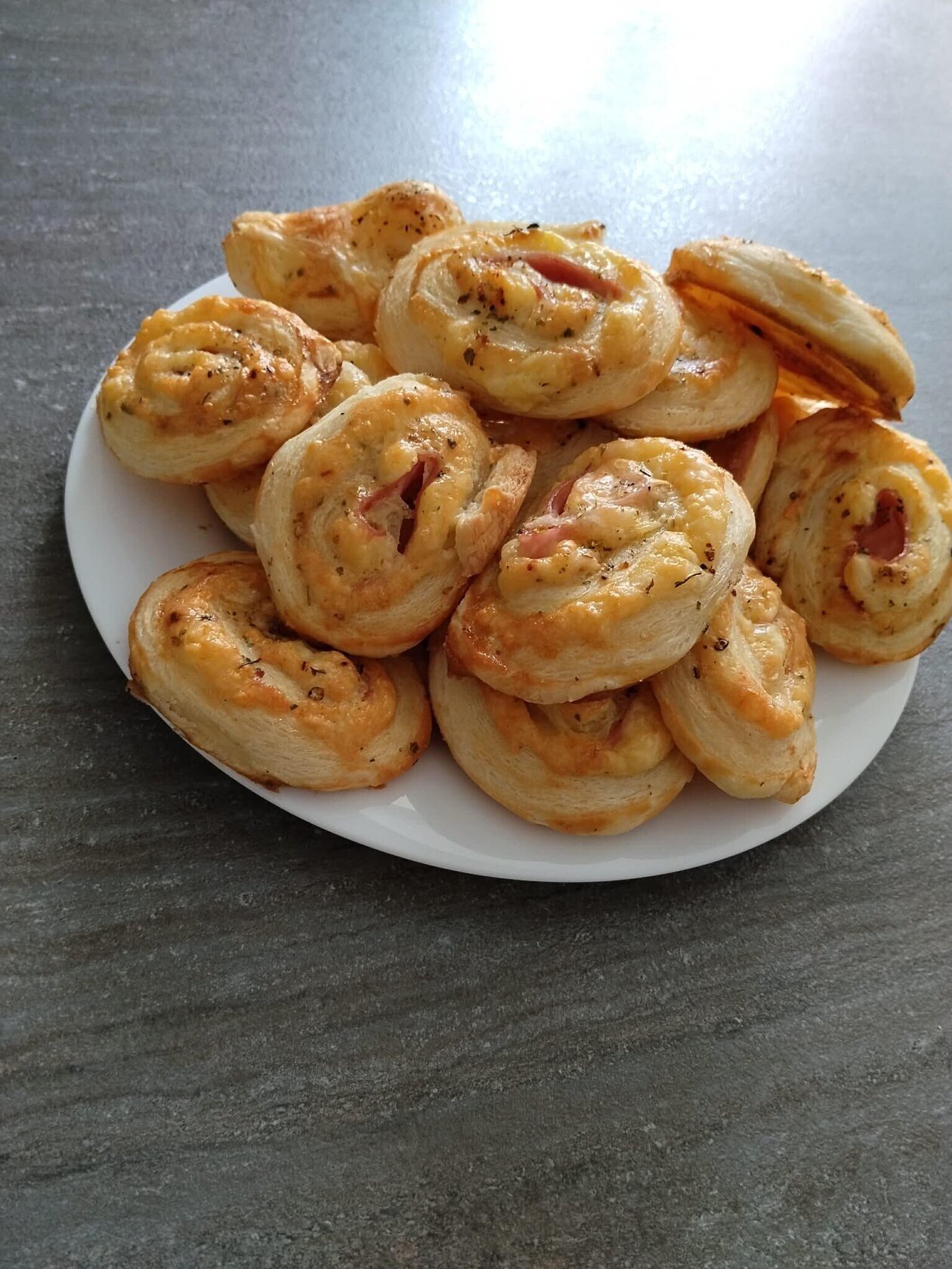 Pizza šneci z listového těsta
