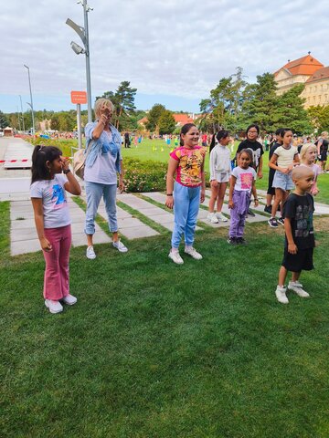 Louka plná dětí, adaptační den