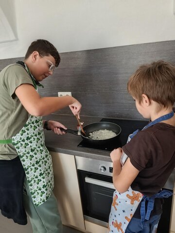 Šéfkuchaři ze 6. B v akci: "Když čas tlačí, omáčka postačí!"